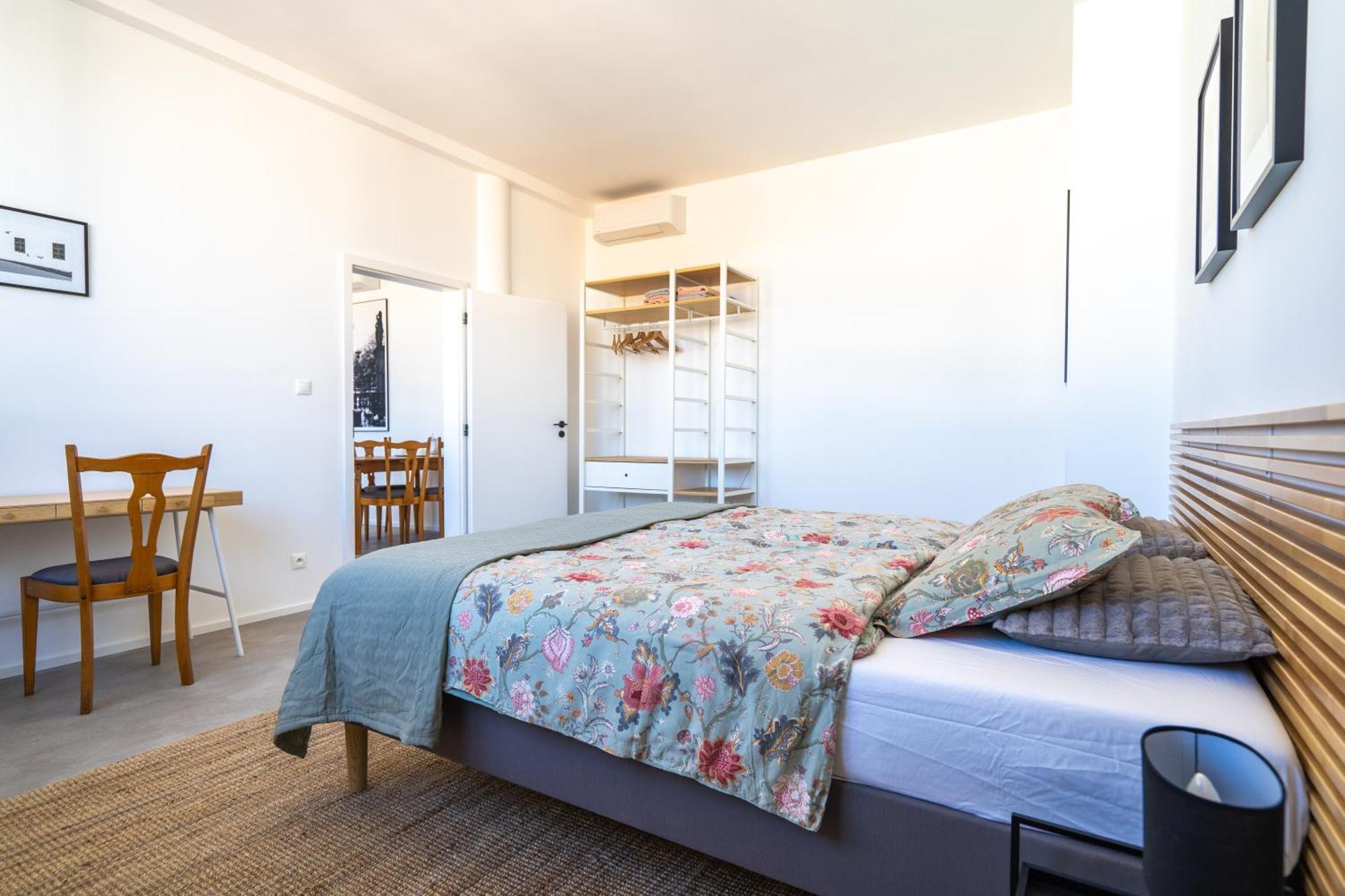 Old Town Apartment Black Братислава Экстерьер фото