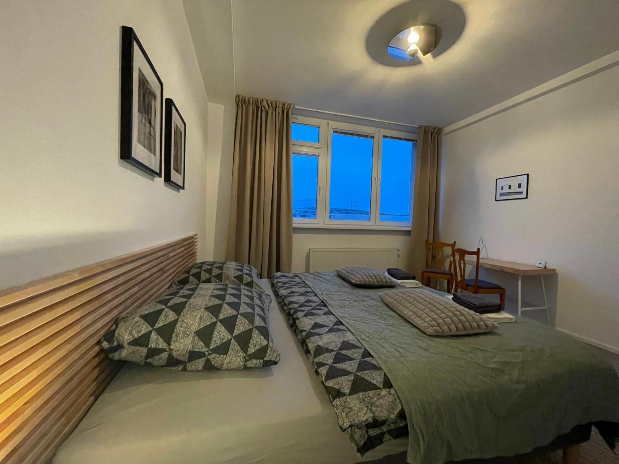 Old Town Apartment Black Братислава Экстерьер фото